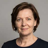 Улыбающаяся клиентка Марина С., получившая краткосрочный онлайн-займ до зарплаты в сервисе ЗаймКард 24